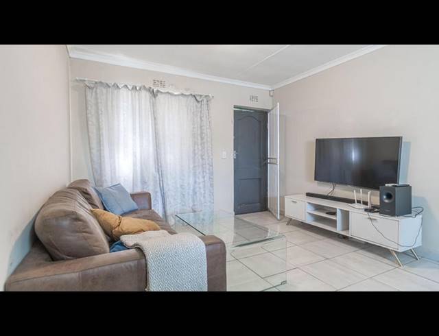 3 BEDROOM TOWNHOUSE FOR SALE IN VREDEKLOOF EAST